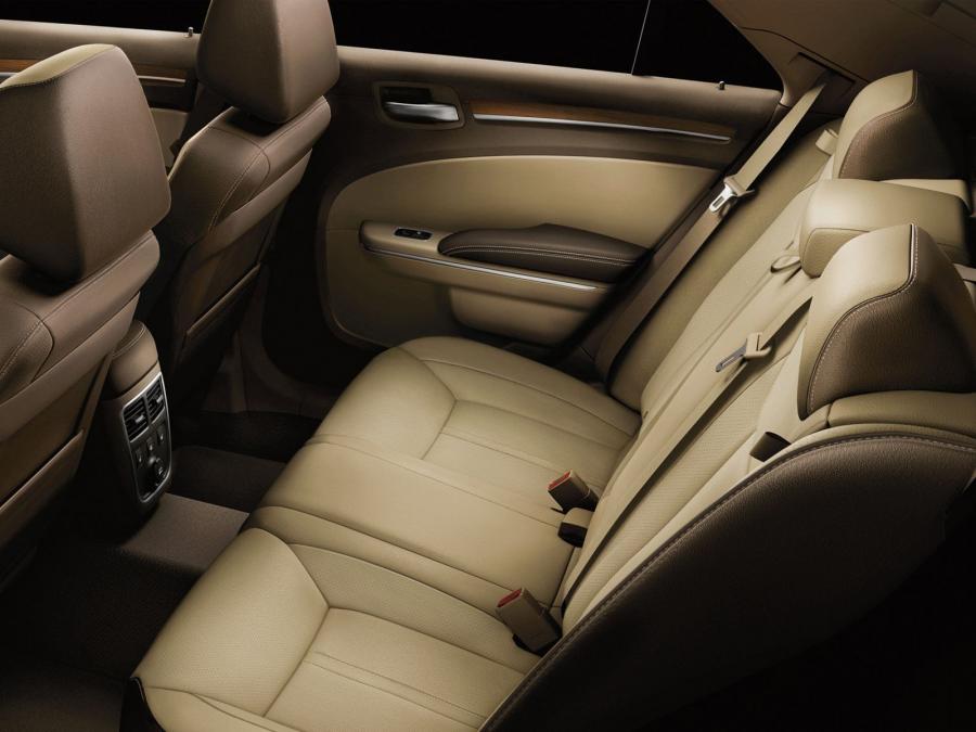  Chrysler 300C Luxury Series 2012 года  (фото 14 из 16)